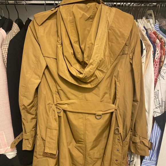 Barely worn Burberry trench coat - Picture 4 of 5